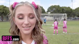 Fetele de fotbal Macy Meadows și prietenele sexy îl seduc pe antrenor nou și îl fut nebunește!