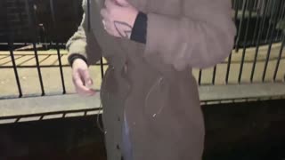 街头妹子用香烟换公共露出闪奶撒尿狂野表演