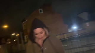 Gadekvinde bytter cigaret mod offentlig flash og pisshow