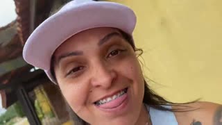 Κορίτσια πηγαίνουν στο set flash-άρουν φυσικά βυζιά στο αυτοκίνητο σε εθνική