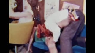 ਵਿਂਟੇਜ ਕ੍ਰਿਸਮਸ ਆਫਿਸ ਪਾਰਟੀ ਵਿੱਚ ਵਾਲ ਵਾਲੀ ਗਰੁੱਪ ਓਰਗੀ ਵਾਈਬਸ ਨੂੰ ਯਾਦ ਕਰੋ 🎄👅