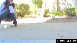 MILF med store pupper slipper tissestråle offentlig ute