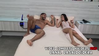 أنا أنضم إلى الثلاثي البري في الفندق مع نحيفة شابة 18+ كارولزينا وجسمها الضيق