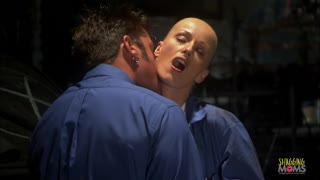 Пизда мілфи сквіртить від пальців, вибухає в глибокому анал траху