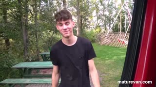 Massive hengende pupper hopper vilt på en heldig liftende