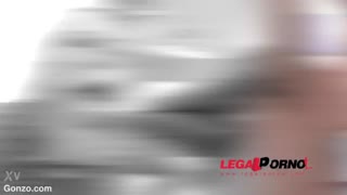 Pisse-drikkende luder Licky Lex får dobbelt anal med fire fyre