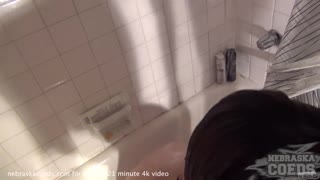 Super söpö amatöörityttö ajelee pillun sileäksi kylpyammeessa – haluatko nähdä?