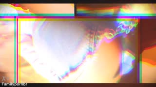 Gledaj ovu 18-godišnju brinetu kako zadirkuje u baru