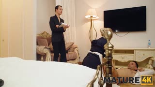 Hey, mature4k Zimmermädchen-Service wird zu heißem Hotel-Ficken 😏