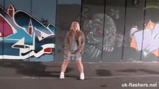 Không tin được tớ vừa tiểu ra ngay trên phố, nghịch quá! 😜