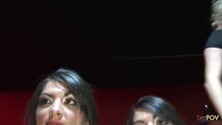 세 명의 핫 베이브가 스누커 연습을 버리고 야생 레즈비언 그룹 섹스를 해