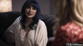 巨乳租户偷舔熟女房东湿穴蒸汽背叛故事情欲四射