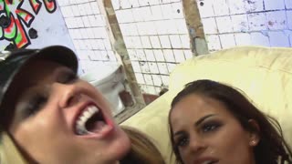 Δύο ορνιάρηδες αστυνομικοί συνεργάζονται για άγρια τριάδα, ελέγχοντας υγρές πούτσες με βαθιά δράση