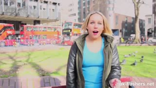 Punciját villogtatja a buszmegálló munkásainak