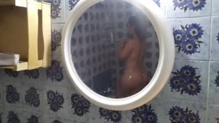 Hé, betrapt! Wil je mijn curvy grote kont meid neuken in de douche?