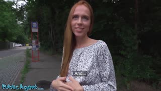 Agente Público Golpeia Ruiva Travessa com Anal Cru ao Ar Livre