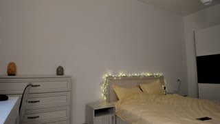 Sıcak Siyah Bikini İçindeki Esmer Kadın Gözlük ve Oyuncakla Tahrik Ediyor