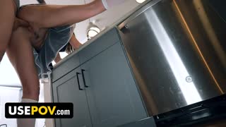 La MILF Bonne Katrina Colt Deviens Coquine au-Delà de la Lessive