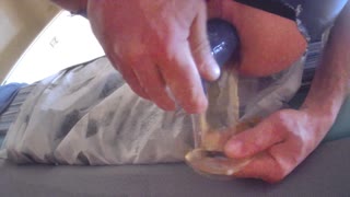 Versauter Boy testet kurzen hausgemachten Dildo Arschspiel