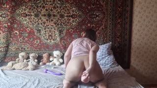 Babae sa nylon medyas nagpo-pose sa camera, naglalaro ng laruan para solo fun