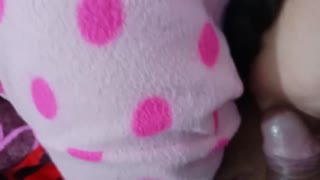 Я покриваю її обличчя спермою, поки вона спить на вулиці в піжамі