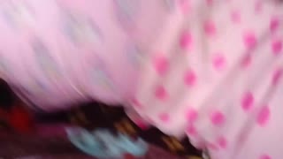 मैं उसे पजामे में आउटडोर में सोते हुए चेहरे पर कम डालता हूं