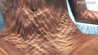 Красуня з Венесуели Йоргеліс Каррільо демонструє соковите тіло біля басейну