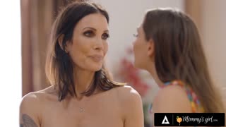 Nyudkommen milf søger dampende råd fra ivrig teen 18+