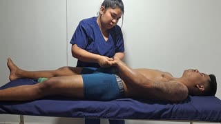 En afslappende massage bliver dampende for denne sexede fyr, se ham halv nøgen gøre mig vild