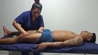 Massaggio rilassante diventa bollente per ragazzo sexy, guardarlo mezzo nudo mi eccita