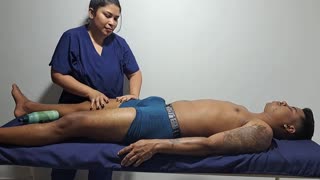 ماساژ آرامش بخش برای این پسر سکسی داغ می‌شه. دیدن نیمه برهنه‌اش منو دیوونه می‌کنه