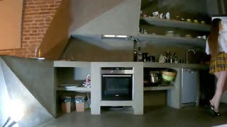 MILF Morena Leon Lambert se despe nua, revela tetas grandes e buceta raspada em tease quente