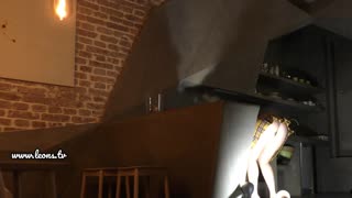 Брюнетка MILF Леон Ламберт роздягається догола, показуючи великі груди та голену пусю в гарячій провокації без трусиків