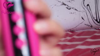 Sextoy-Test: Selena Vega liebt Funzze LED-Wand