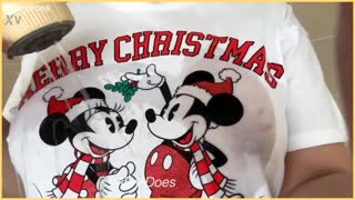 Domácí busty manželka hraje s mokrými prsy na Vánoce