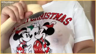 Házilag készült nagymellű háziasszony vizes karácsonyi melljátékja