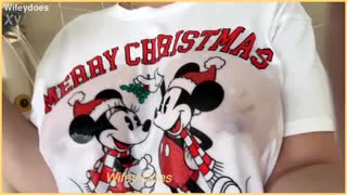 ربة منزل بزاز كبيرة تمارس لعب ثدي رطب عيد ميلاد