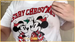 Ama de casa tetona casera juega con tetas mojadas en Navidad