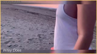 Hej, Tjek Denne Varm Pige Der Blinker Sine Store Patter Ved Solnedgang!