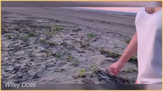 Эй, посмотри на эту горячую девчонку, показывающую большие сиськи на закате!