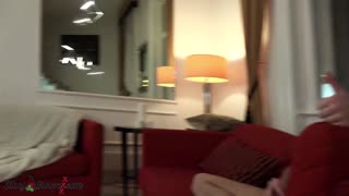 Brunette sertai aktiviti oral dan kumpulan dengan rakan Lutro, goda dan teroka bersama dalam sesi seronok