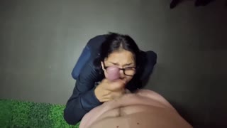 Matinding pagbayo sa sexy Latina colegiala sa kusina, tapos sa kanyang salamin