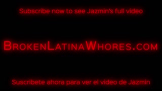 Vau! Poglej lepo 19-letno Jazmin, ki jo švigajo in dominirajo v grobem gangbangu!