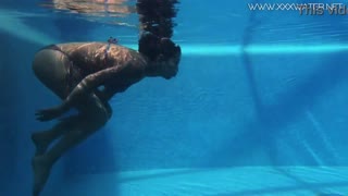 Canadese heetste MILF Heidi Van Horny VERWENT HAARZELF onder water