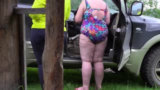 Vakoilen näitä läskiä milfien isoja perseitä villiintyvän ulkona piilokameralla