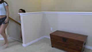 गरम समलैंगिक स्त्रिया खेळण्यांसह प्रथमच फवारा आणि स्किसर करतात!