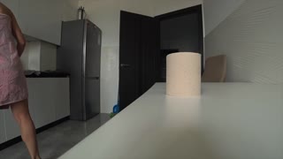 স্ত্রী রান্নাঘরে স্বামীর বন্ধুর সাথে প্রতারণা করে যখন বাড়িতে একা