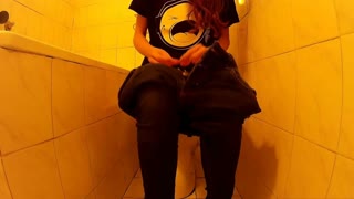 Rødhåret amatørhore blir vill med geil toalettlek