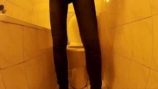 赤毛のアマチュアスラットがホーニートイレプレイでワイルドに暴れる姿