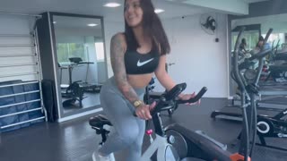 היא מפתה את הבחור ואומרת לו לאכול לה כוס בדירה